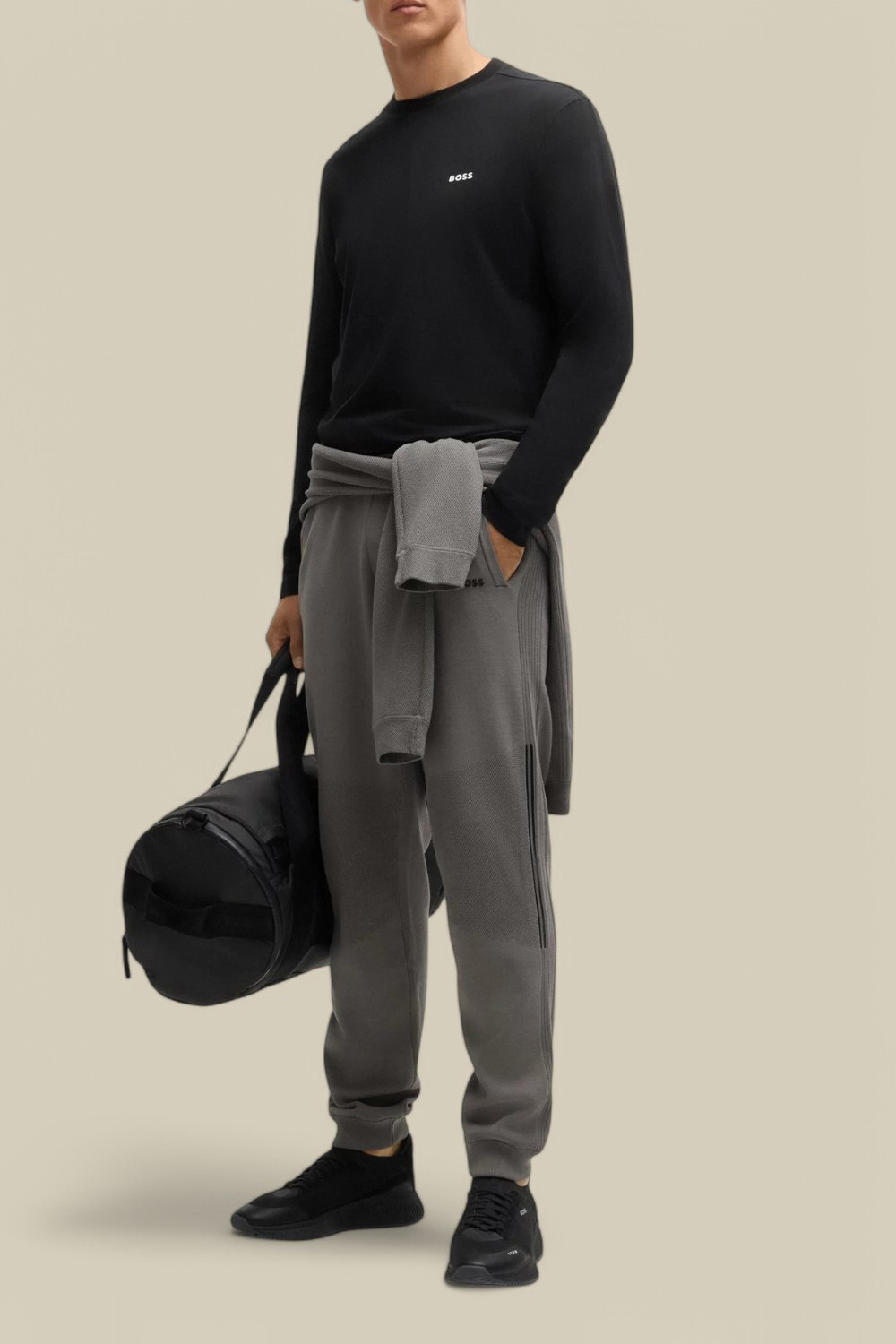 תמונת כל הלוק של חולצת טי